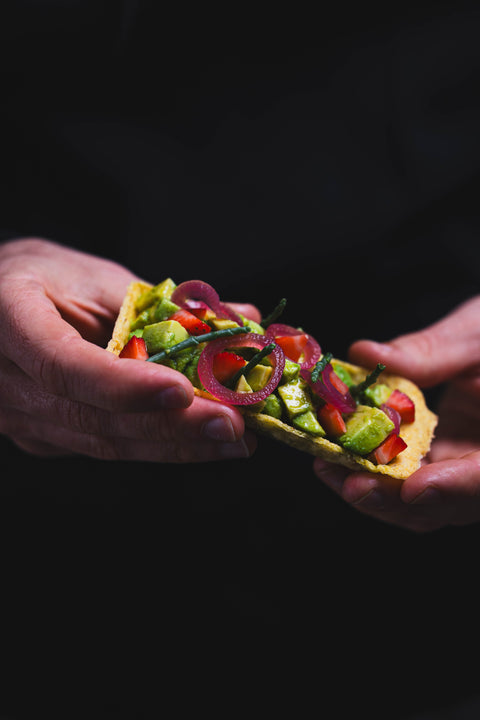 Avocado-Erdbeer-Tacos mit Korianderöl & eingelegten roten Zwiebeln – Sommer, bitte auf die Hand!