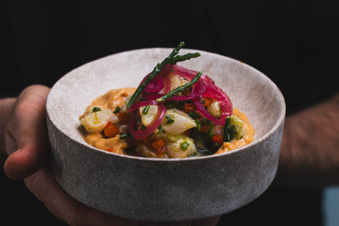 Ceviche von der Rotbarbe mit Paprika, Salicornia & Erdnuss-Mango-Crème – verfeinert mit Korianderöl