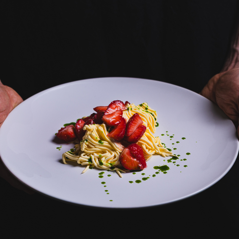 Spaghetti-Eis selbst gemacht mit marinierten Erdbeeren und Basilikum Öl