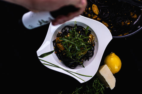 Spaghetti Nero mit Zitronen-Knoblauch-Sauce, Rucola und getrockneten gelben Tomaten