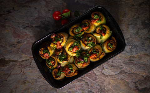 Vegane Herzhafte Hefeschnecken mit Getrockneten Tomaten, Kapern und Oliven