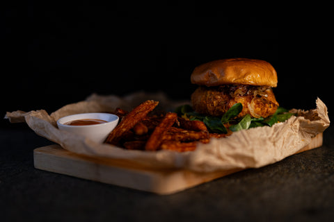 Knuspriger Burger mit Cheddar-Nuggets und gepickelten Kraut!