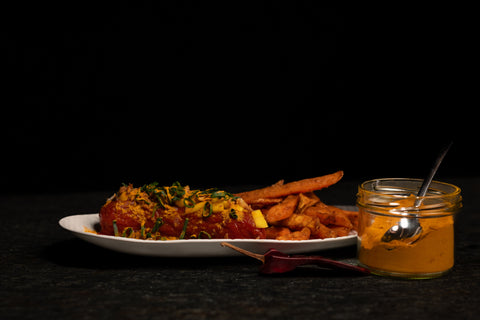 Currywurst mit Mango-Curry-Tomatensauce, Röstzwiebeln und Mango