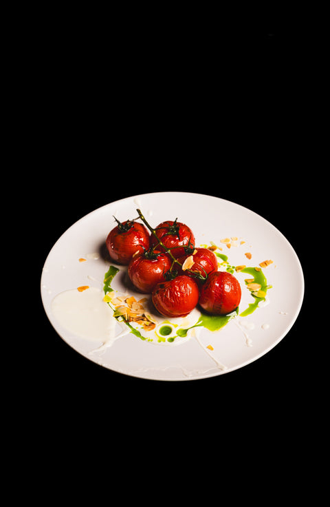 Geschmorte Ofen-Tomaten auf Joghurt-Creme