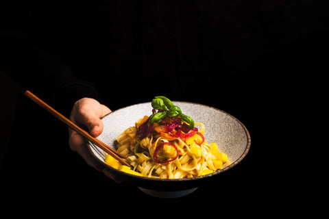 Udon-Nudeln mit Erdnuss-Pineapple-Sauce, Kimchi & Pickled Onions