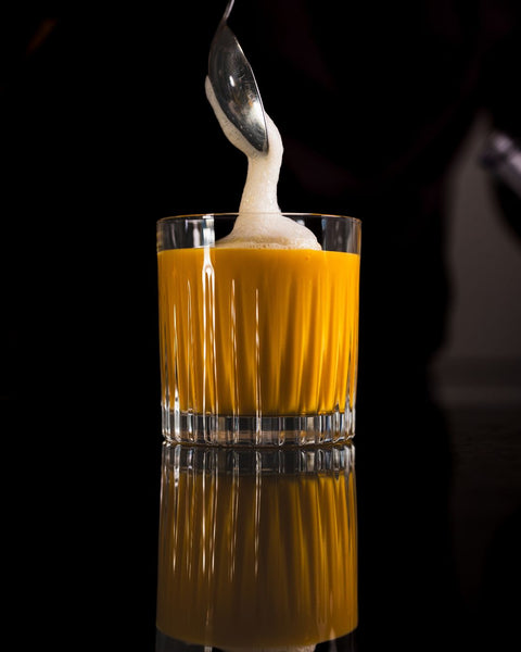 Kürbis-Cappuccino mit aufgeschäumter Milch im Tumbler-Glas