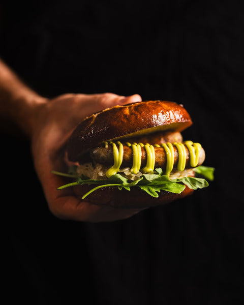 Laugenburger mit Sauerkraut, Rucola, Nürnberger Rostbratwürstchen & Schnittlauch-Senf-Mayonnaise