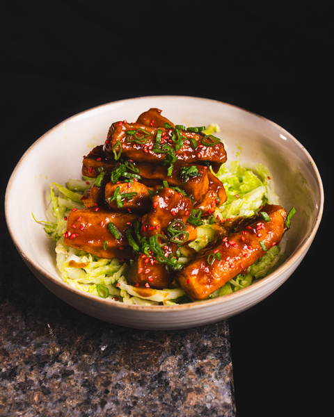 Gebackene Melanzani in Backteig mit Tomaten-Soja-Glasur & Chinakohl-Salat