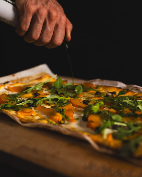 Flammkuchen mit Ziegenkäse, Kapern und Kürbis