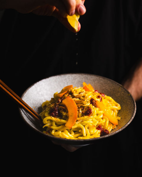 Spicy Pumpkin Udon Noodles | Rezept mit Kürbis, Sambal Oelek & Schnittlauch-Öl
