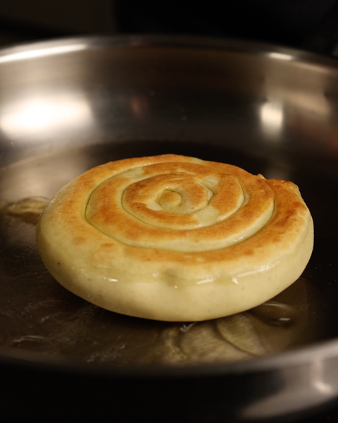 Börek aus Pastateig – knusprig mit Kartoffelfüllung & Tomaten-Kapern-Ragout