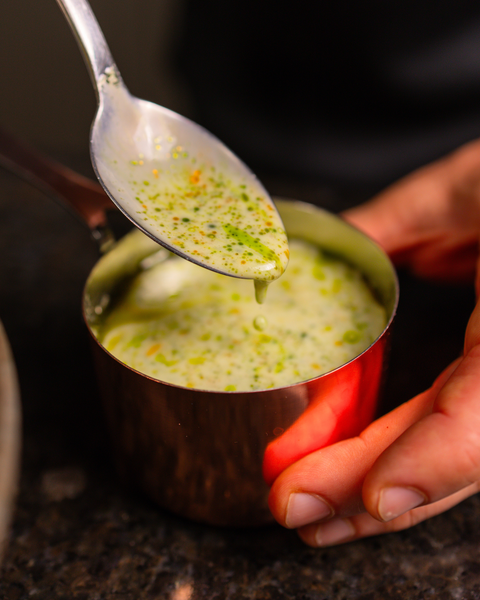 Cremiges Joghurt-Salatdressing mit Basilikumöl – der Marmoreffekt für besondere Salate