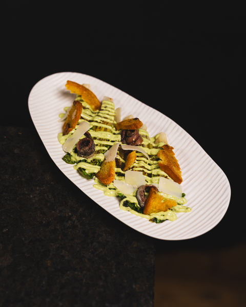 Gebratene Romana-Herzen mit Caesar-Dressing – knusprig, cremig und voller Aroma