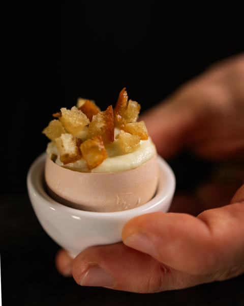 Gefülltes Ei mit Kartoffel-Schnittlauch-Espuma, Kimchi & Croûtons