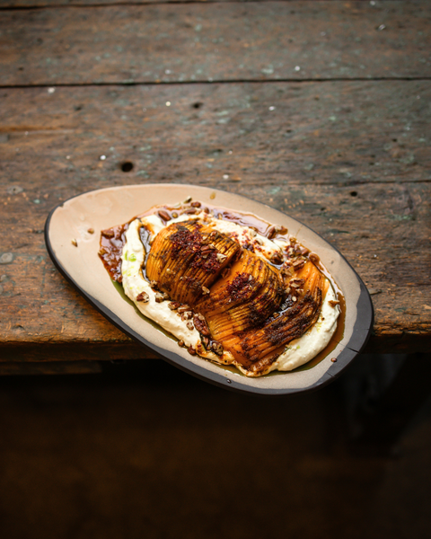 Cajun Hasselback Butternut mit Whipped Feta, Hot Honey & Petersilien-Vinaigrette