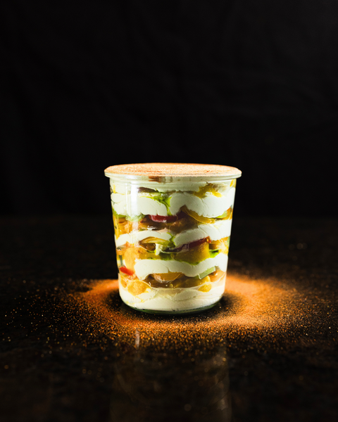 Salziges Tiramisu im Glas – mediterrane Vorspeise mit Basilikumöl