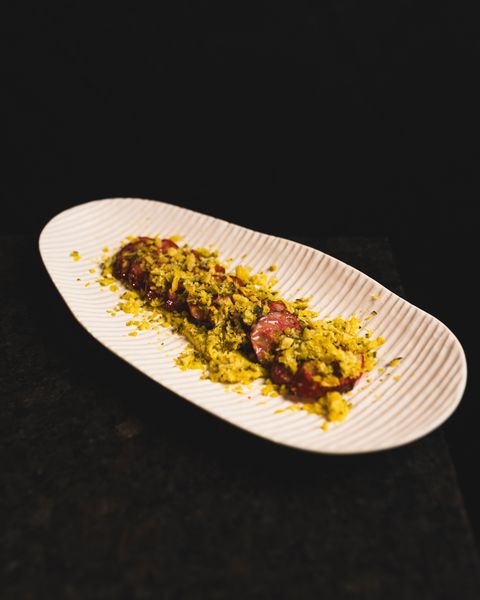 Käsekrainer mal anders: Modernes Street Food mit Schnittlauchöl und Pickles-Crumble