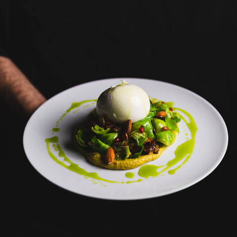 Kohlsprossen-Salat mit Mandeln, Datteln & Burrata auf Cashew-Curry-Dattel-Creme