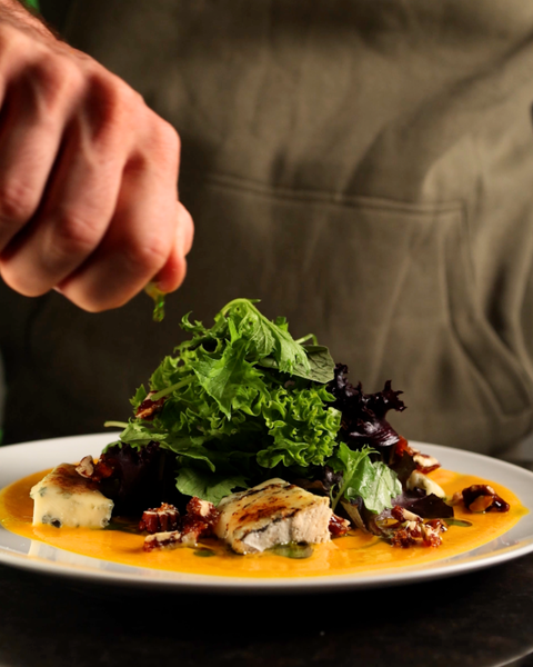 Umgedrehter Salat mit Kürbis-Dressing, Blauschimmelkäse & gefrorener Birne