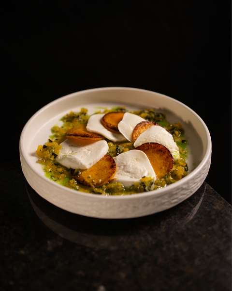 Ofenkürbis-Caprese mit Mozzarella, Kürbismarinade & Petersilienöl