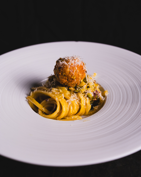 Pistazien-Linguini mit gebackenen Mozzarella-Pistazien-Bällchen & Basilikumöl
