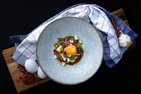 Rote Rüben Risotto mit Rote-Bete-Saft, confiertem Eigelb, Feta und Lauch