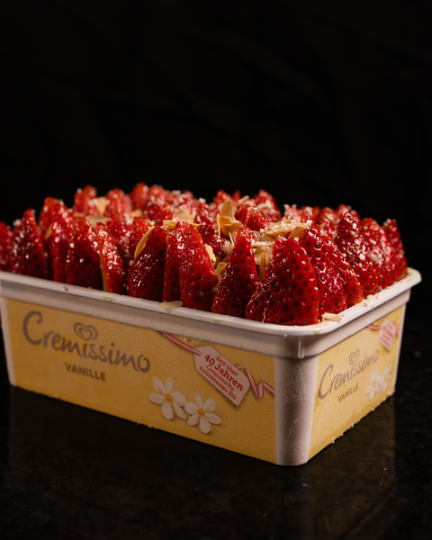 Vanilleeis mit Erdbeeren & Basilikumöl