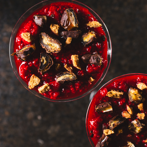Weiße Schokoladen-Panna-Cotta mit Himbeer-Ragout & Dattelbär-Spekulatius-Topping