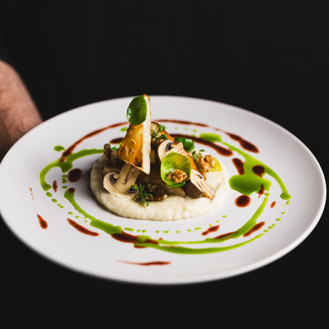 Zweierlei Sellerie mit eingelegten Champignons, Brombeer-Fichtensauce & Kraidlzeig Basilikumöl