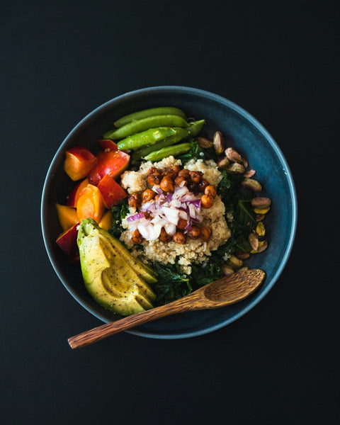 Mediterraner Quinoa-Salat mit Basilikumöl - Kraidlzeig